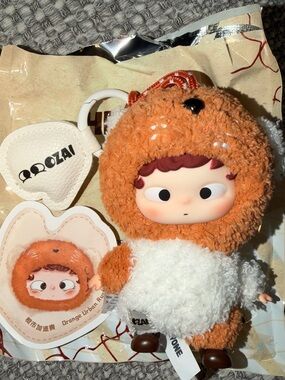 Ozai Where the heart lands mini plush pendant- Orange Urban Rush